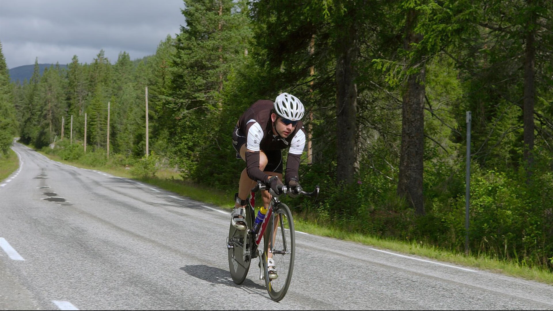 爱游互娱游戏官网-经典瞬间：蒂伊在死角投中“极远三分”，成媒体焦点！